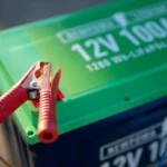 Read more about the article Jaki akumulator do&nbsp;kampera wybrać? Praktyczny poradnik 2026